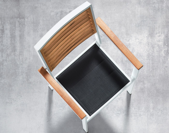 SILLA DE EXTERIOR YORK BLANCO CON REPOSABRAZOS COLOR DE TECA